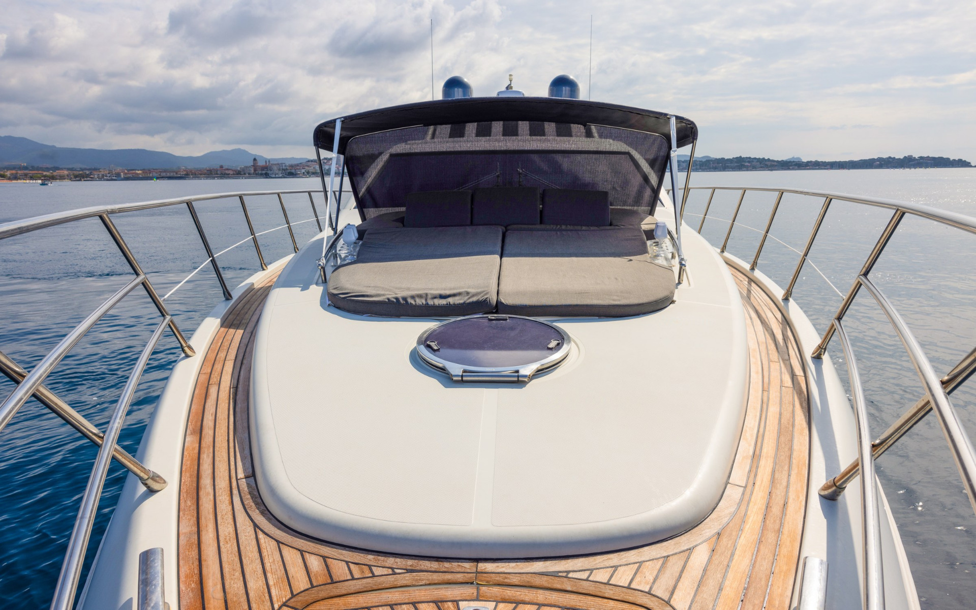 Yachtsselection rental AZIMUT 68S