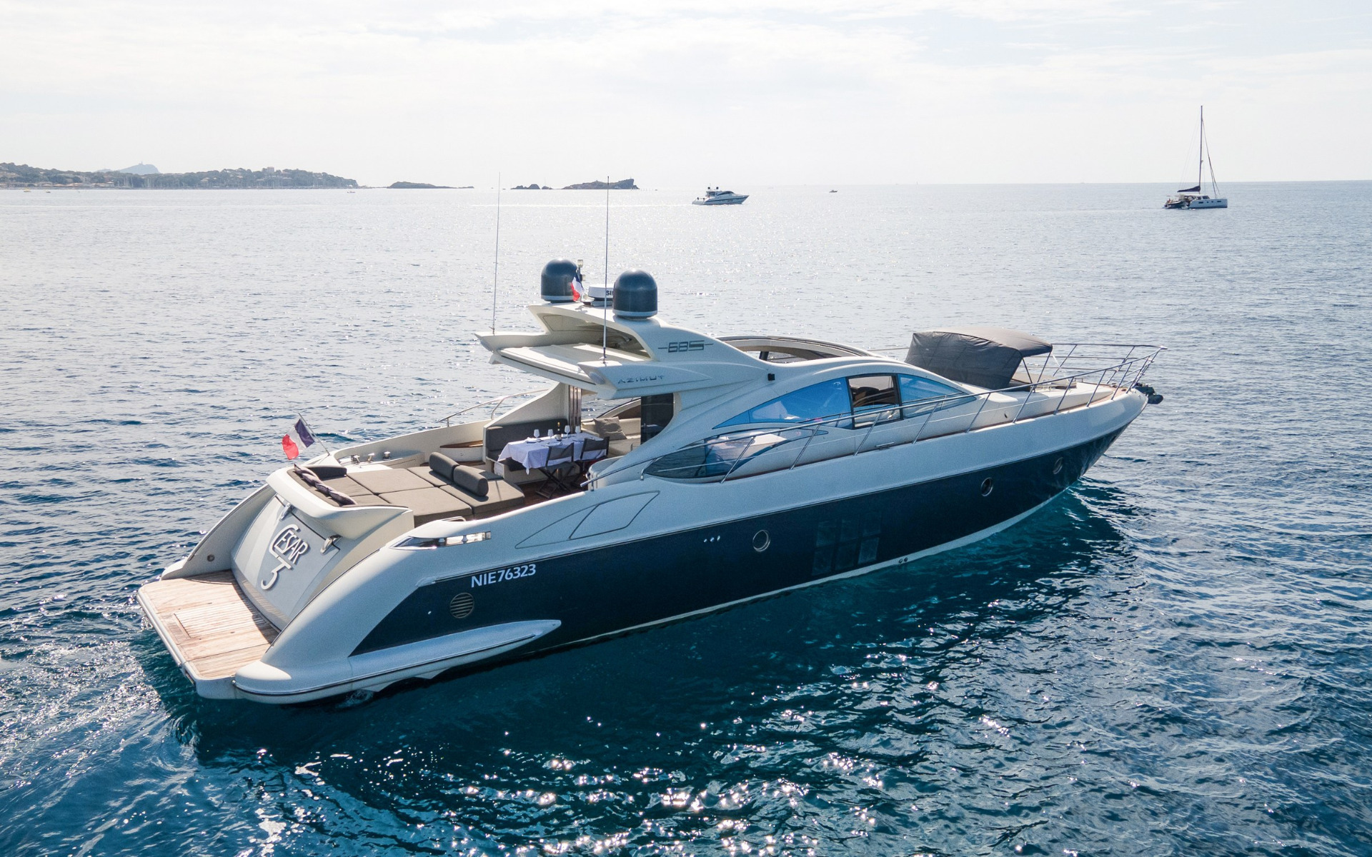 Yachtsselection rental AZIMUT 68S