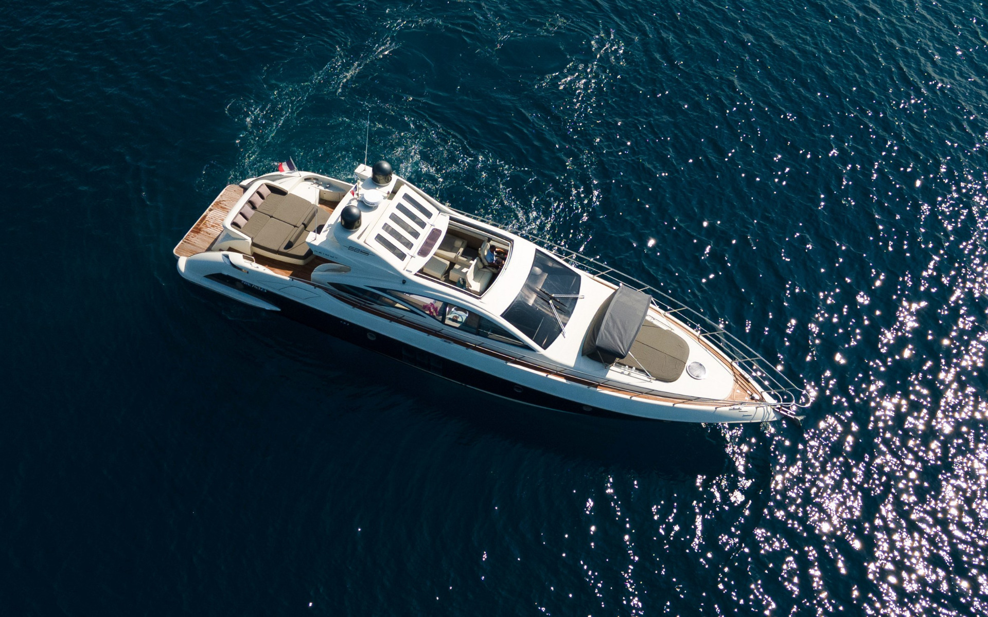 Yachtsselection rental AZIMUT 68S