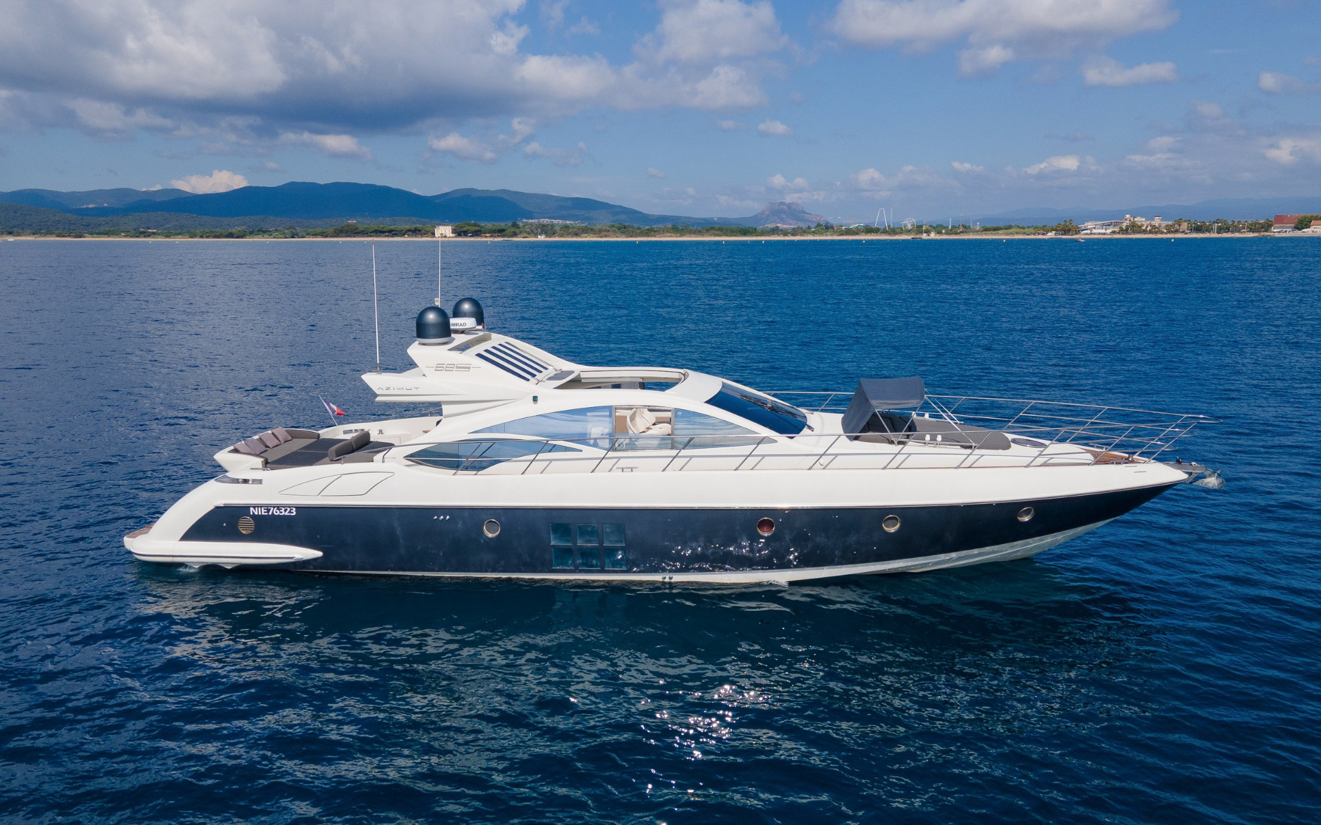 Yachtsselection rental AZIMUT 68S