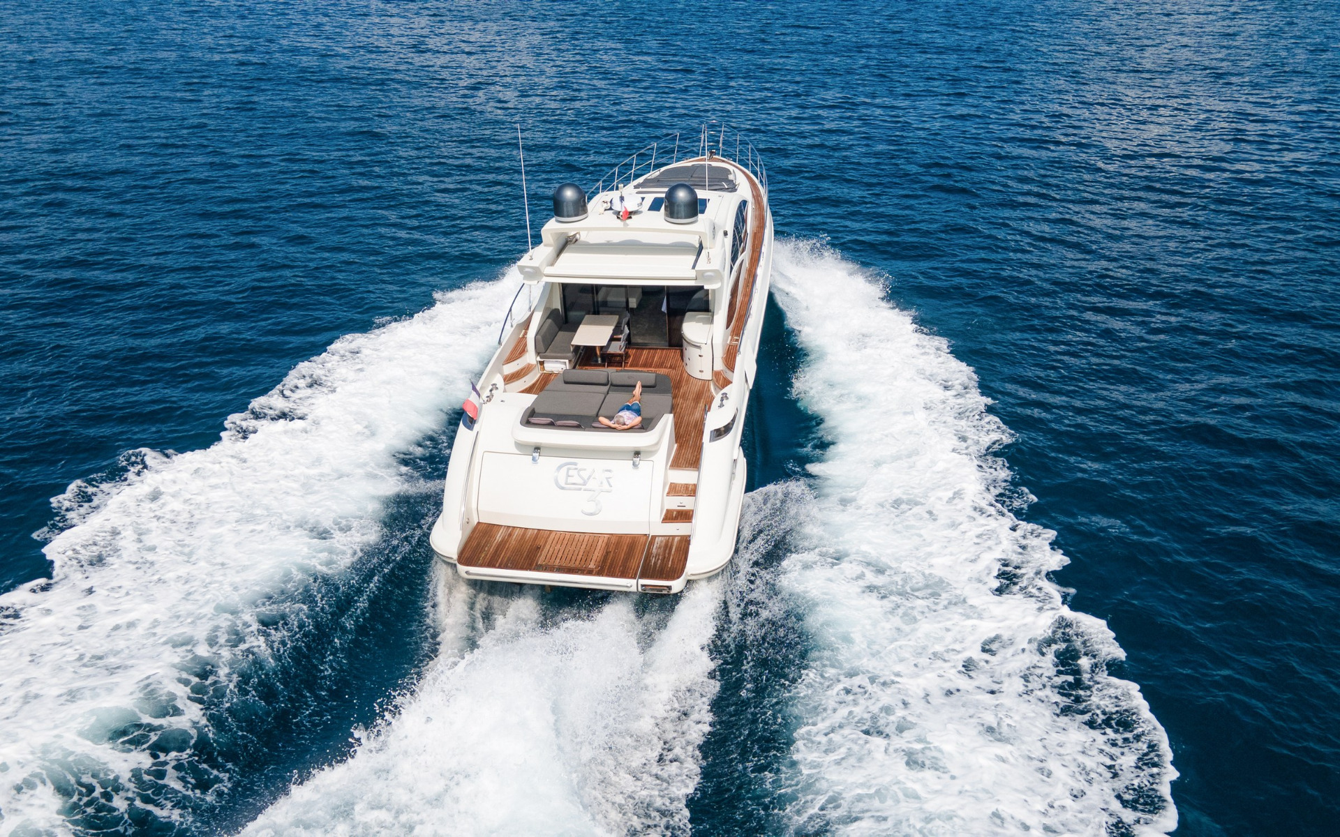 Yachts charter AZIMUT 68S