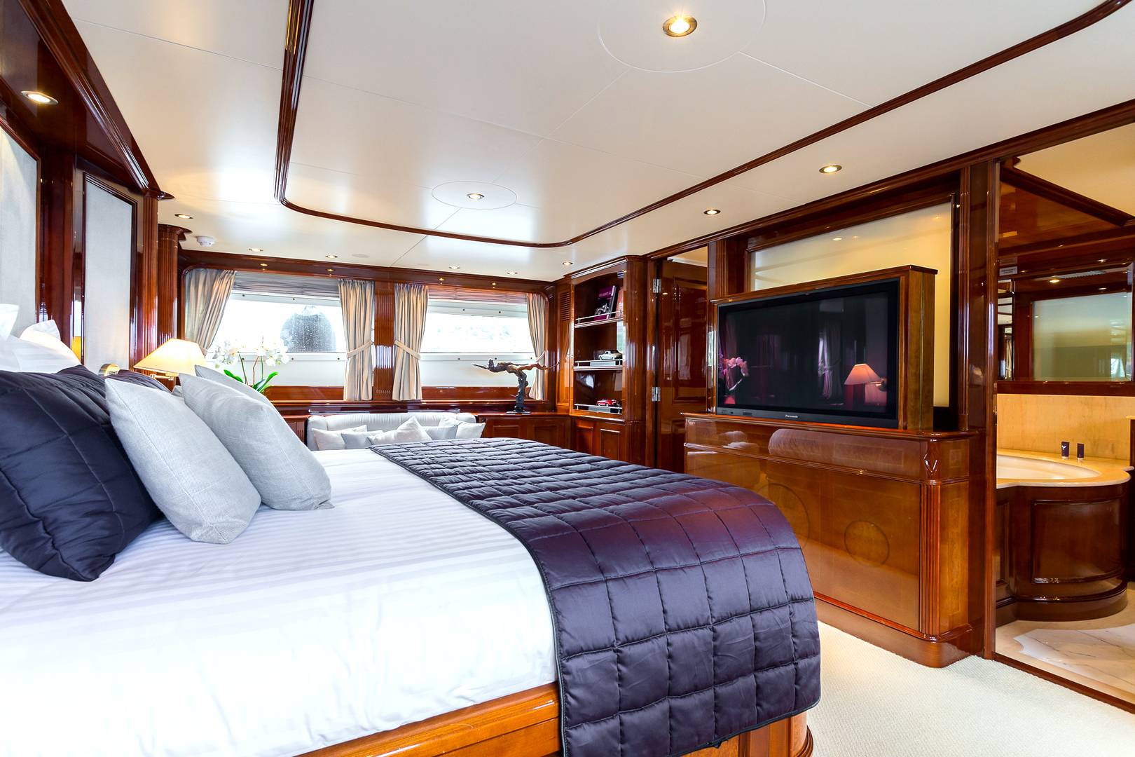 Yachts charter BENETTI 115