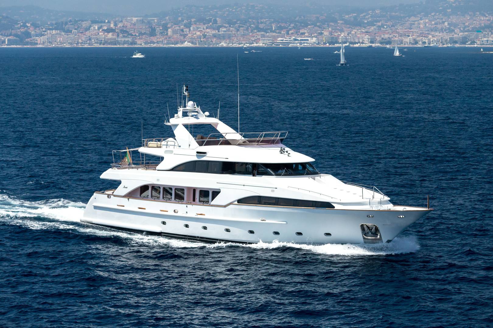 Yachts charter BENETTI 115