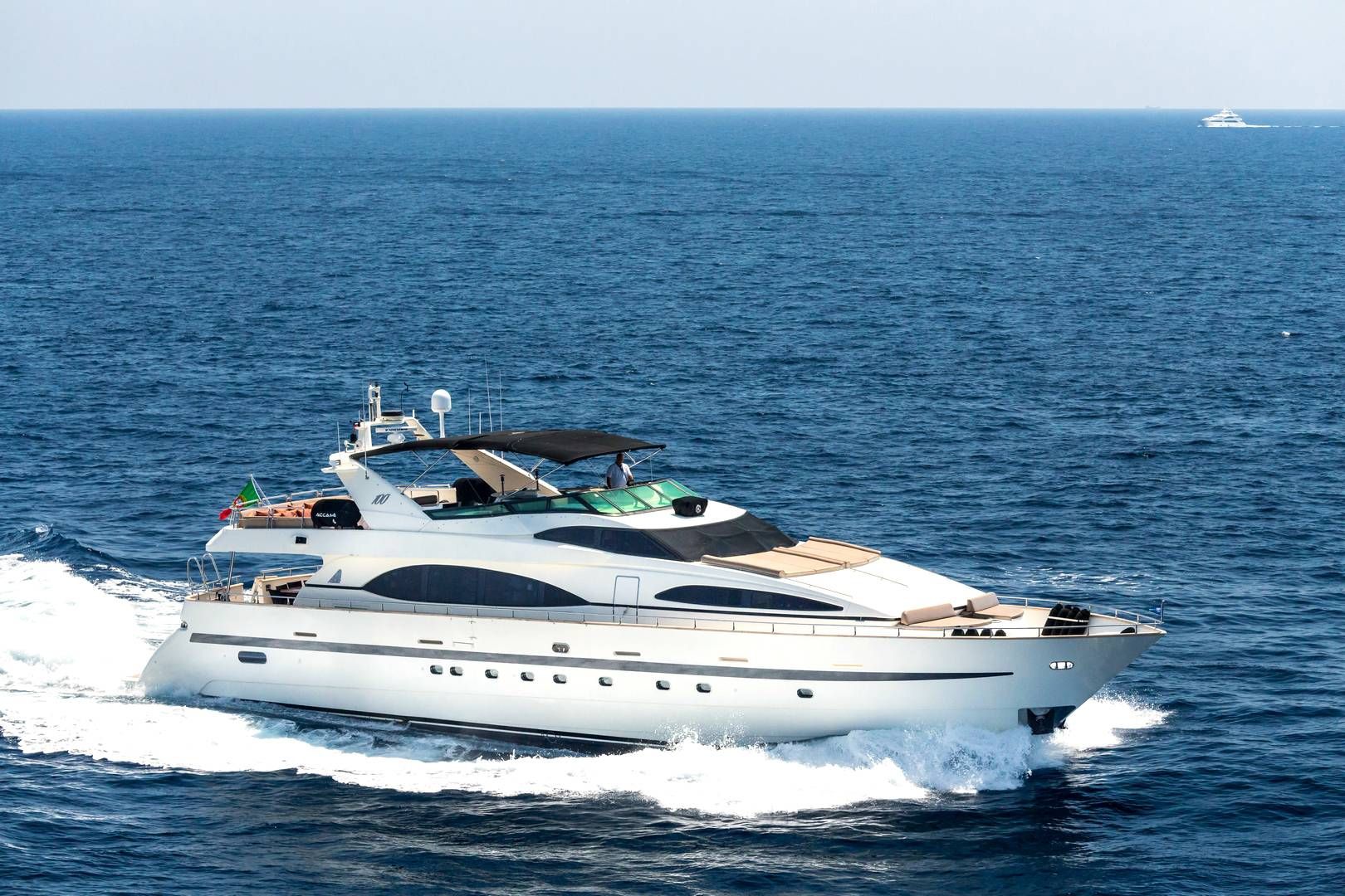 Location yachts AZIMUT 100