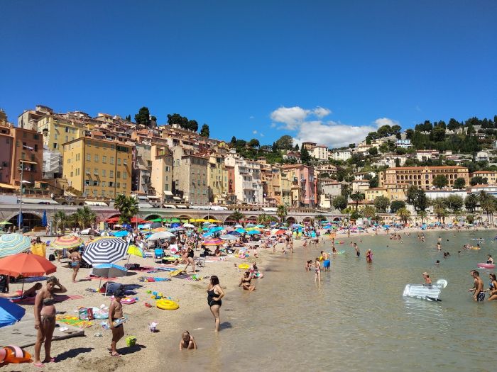 Puis-je louer un yacht depuis la Plage des Sablettes ?