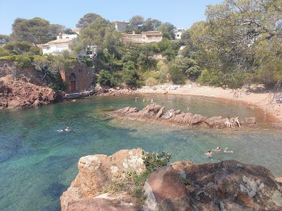 Louer un bateau pour explorer la calanque du Fournas