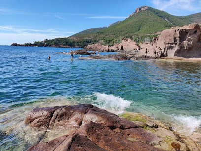 Louer un yacht pour admirer la calanque de Maupas