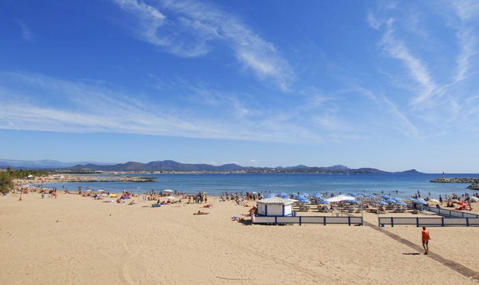 Can I charter a yacht from Port-Fréjus beach?