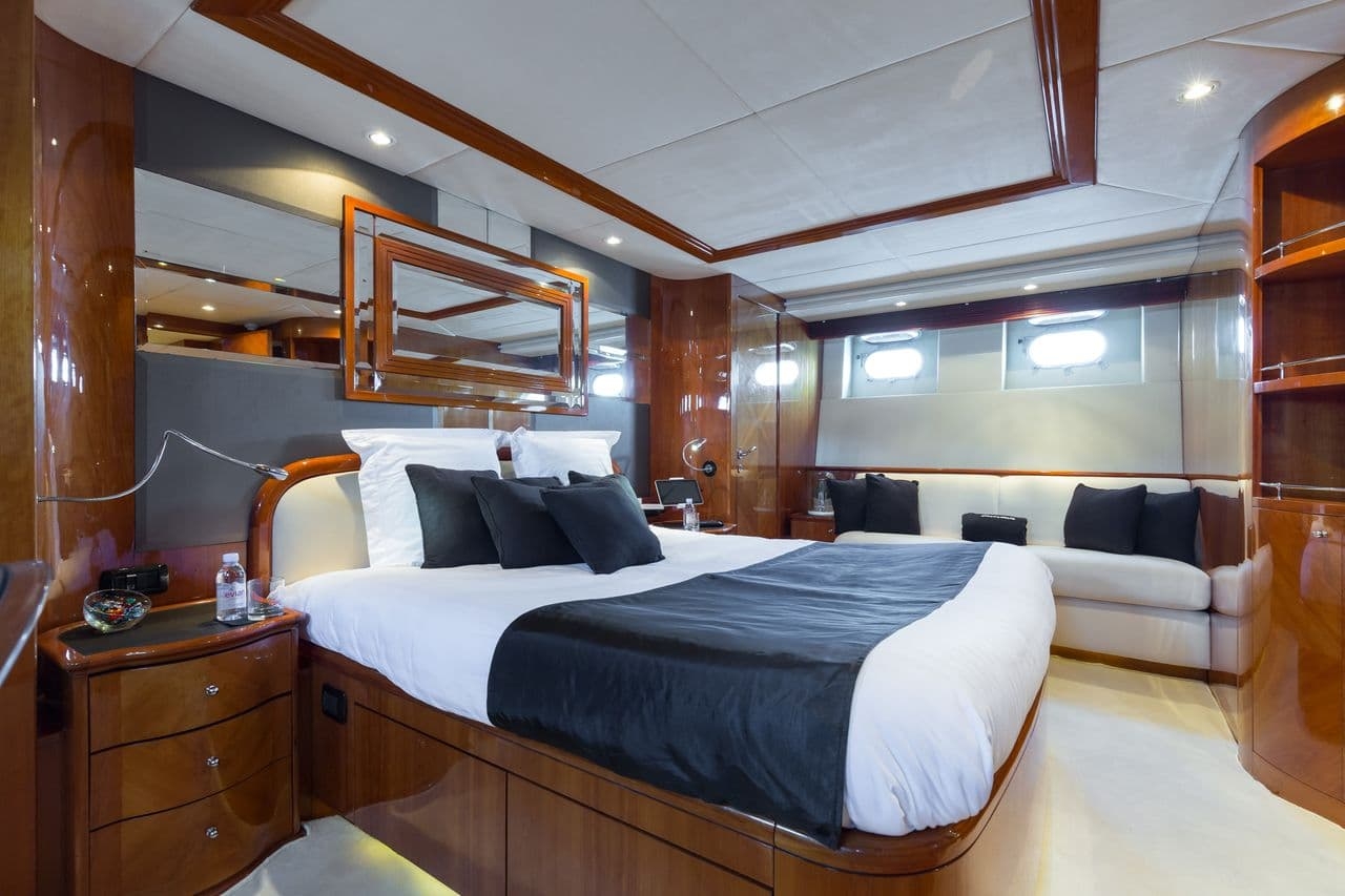 Yachts charter AZIMUT 100