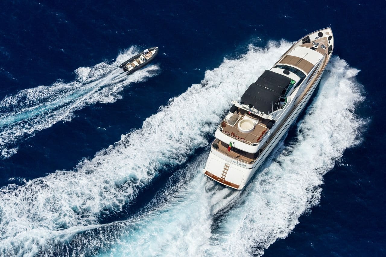 Yachts charter AZIMUT 100