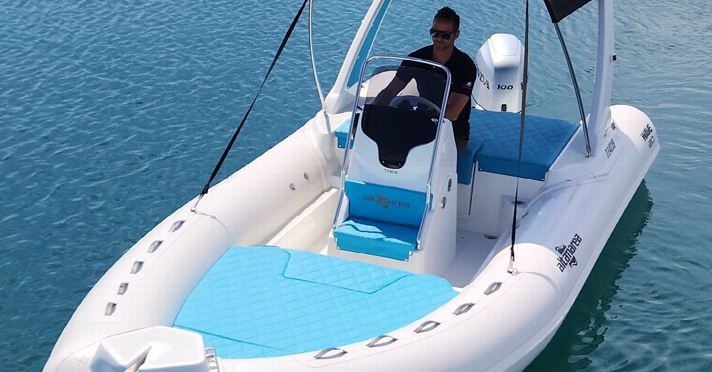 Yachts rental Altamarea Wave 20