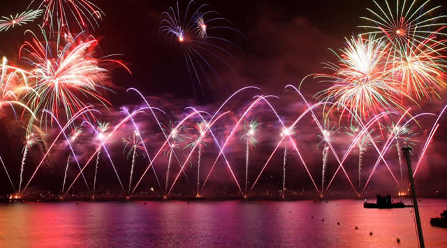 Location services ASSISTEZ À UN FEU D’ARTIFICE VU DEPUIS LA MER