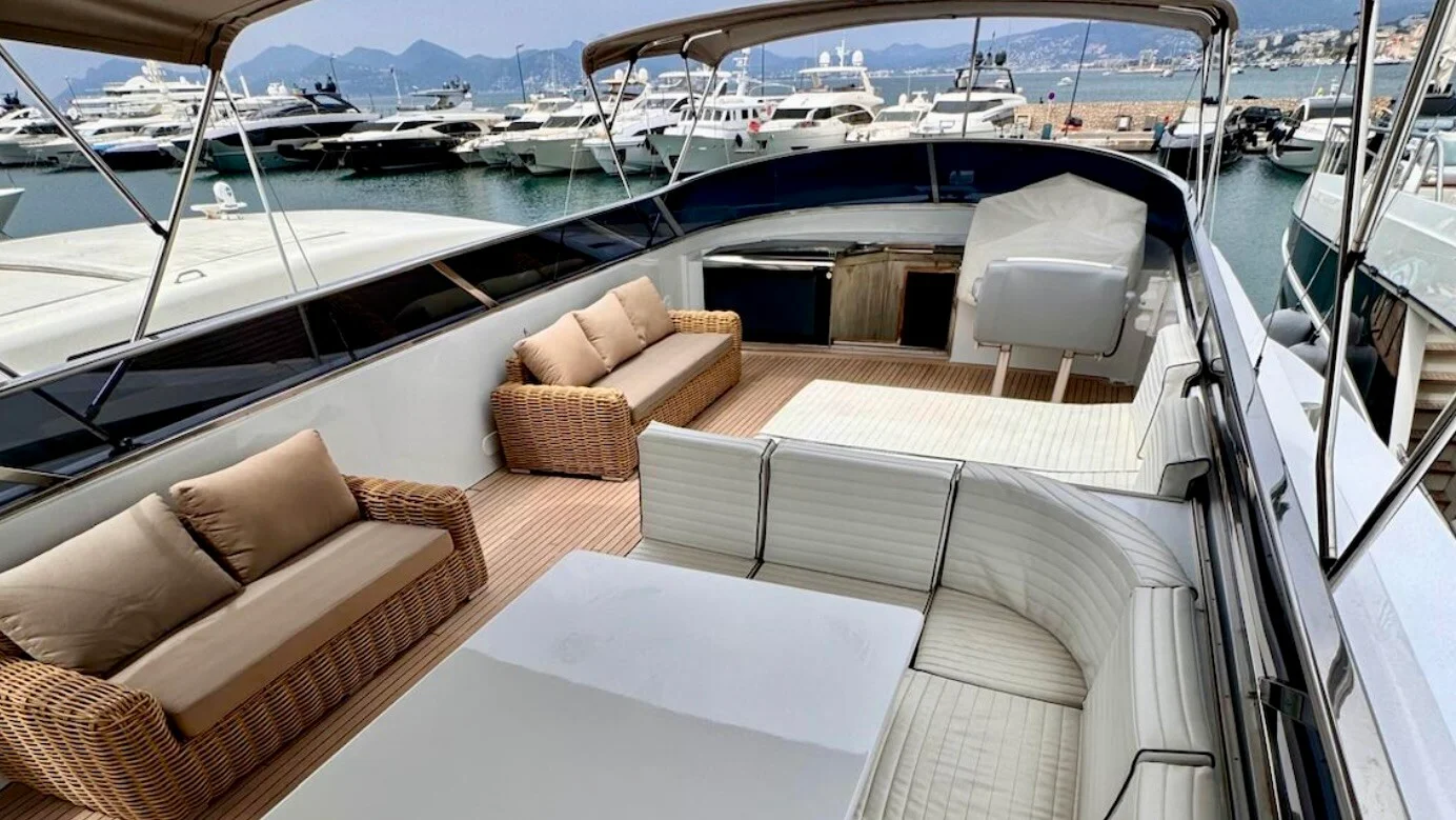 Yachts charter Technomarine 103