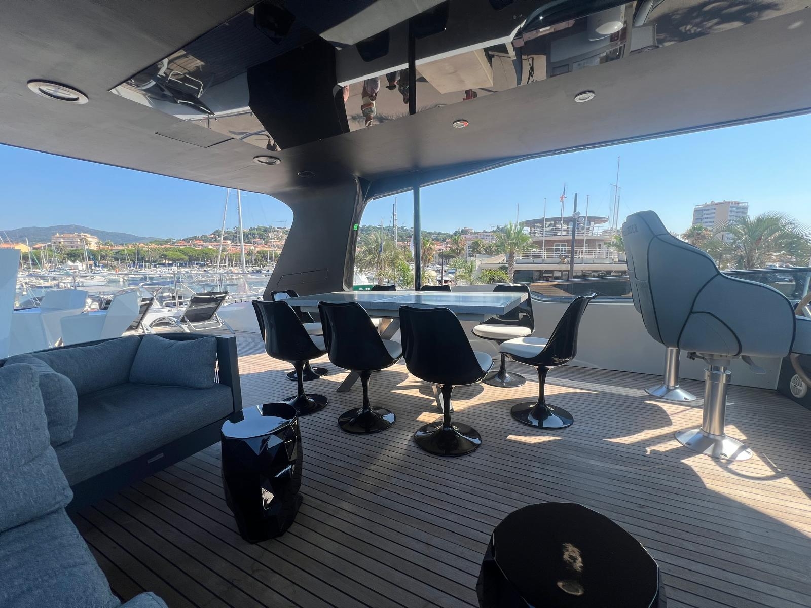 Yachtsselection rental SANLORENZO 82 SL